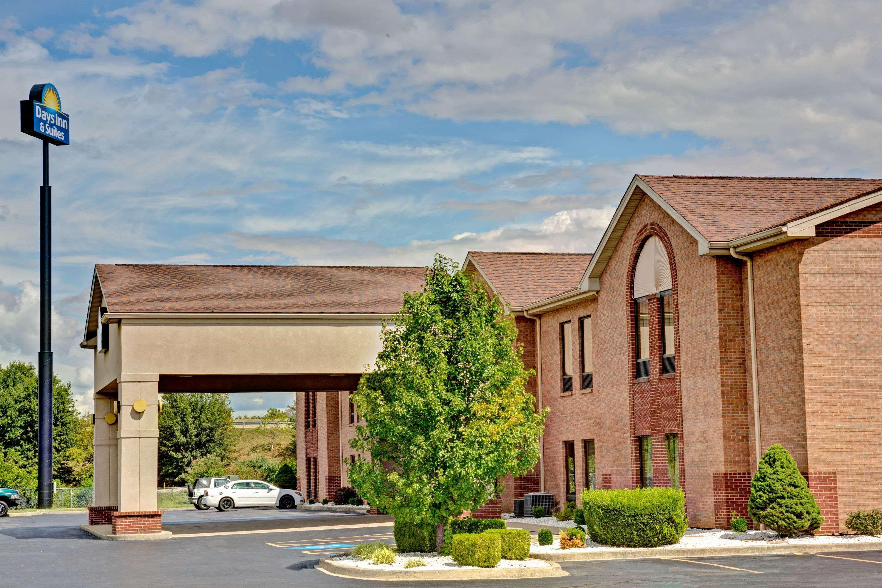 Days Inn & Suites By Wyndham Louisville Sw Dış mekan fotoğraf