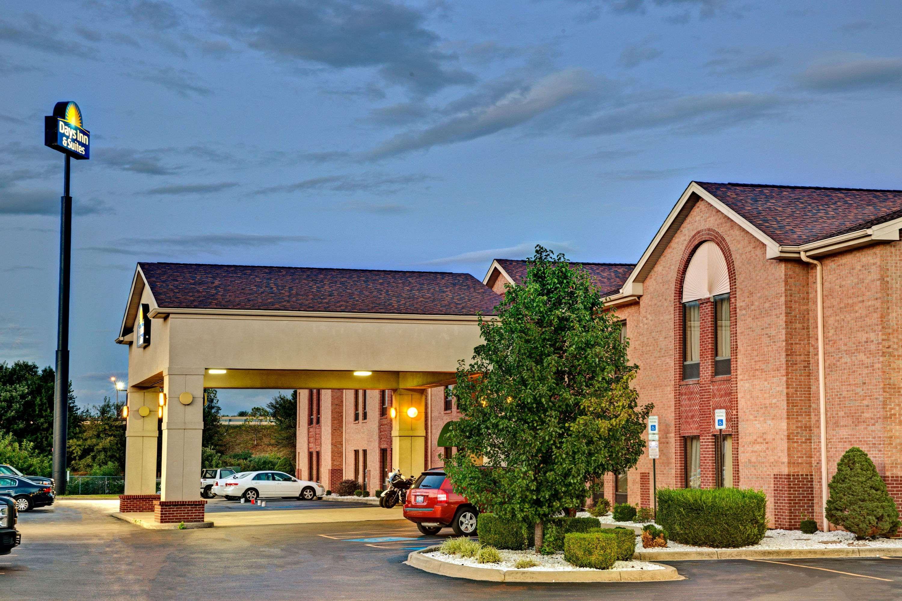 Days Inn & Suites By Wyndham Louisville Sw Dış mekan fotoğraf